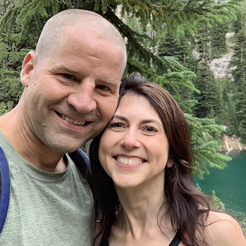 亞馬遜創辦人貝佐斯（Jeff Bezos）前妻史考特（MacKenzie Scott）6日宣布再婚消息，對象為任教於西雅圖私校的自然老師朱伊特（Dan Jewett）。 圖：翻攝自The Giving Pledge網站