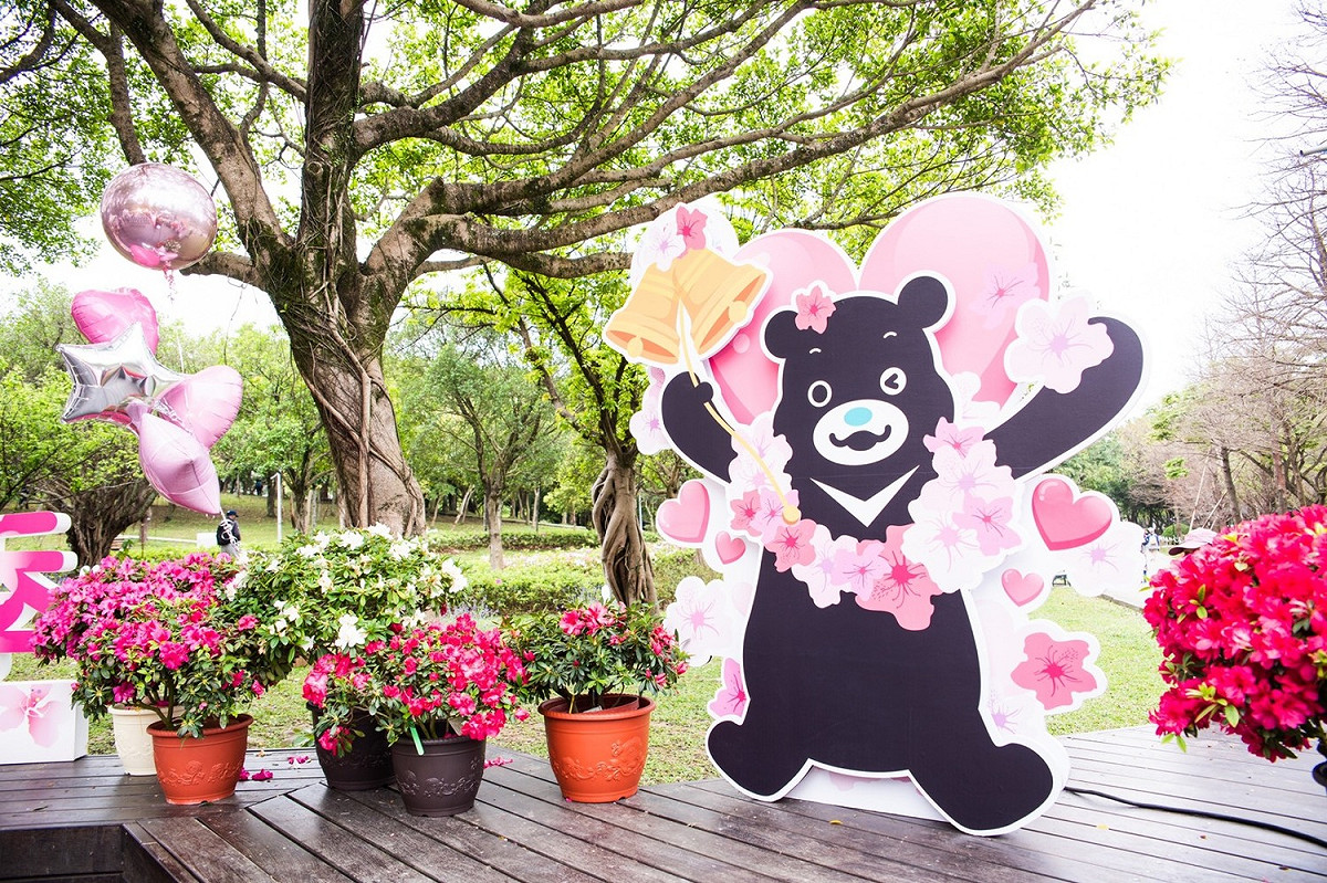 花季期間在大安森林公園可以看見「熊讚杜鵑花園」的美景。 圖：台北觀傳局／提供