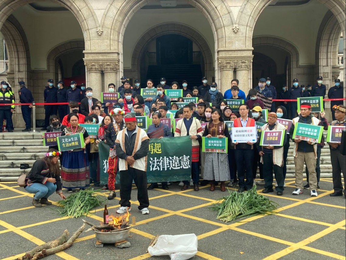 原住民打獵釋憲案，司法院大法官今天召開言詞辯論庭，原民團體、人權組織等團體到場聲援。（站在最前排為王光祿）    圖：原住民族青年陣線提供