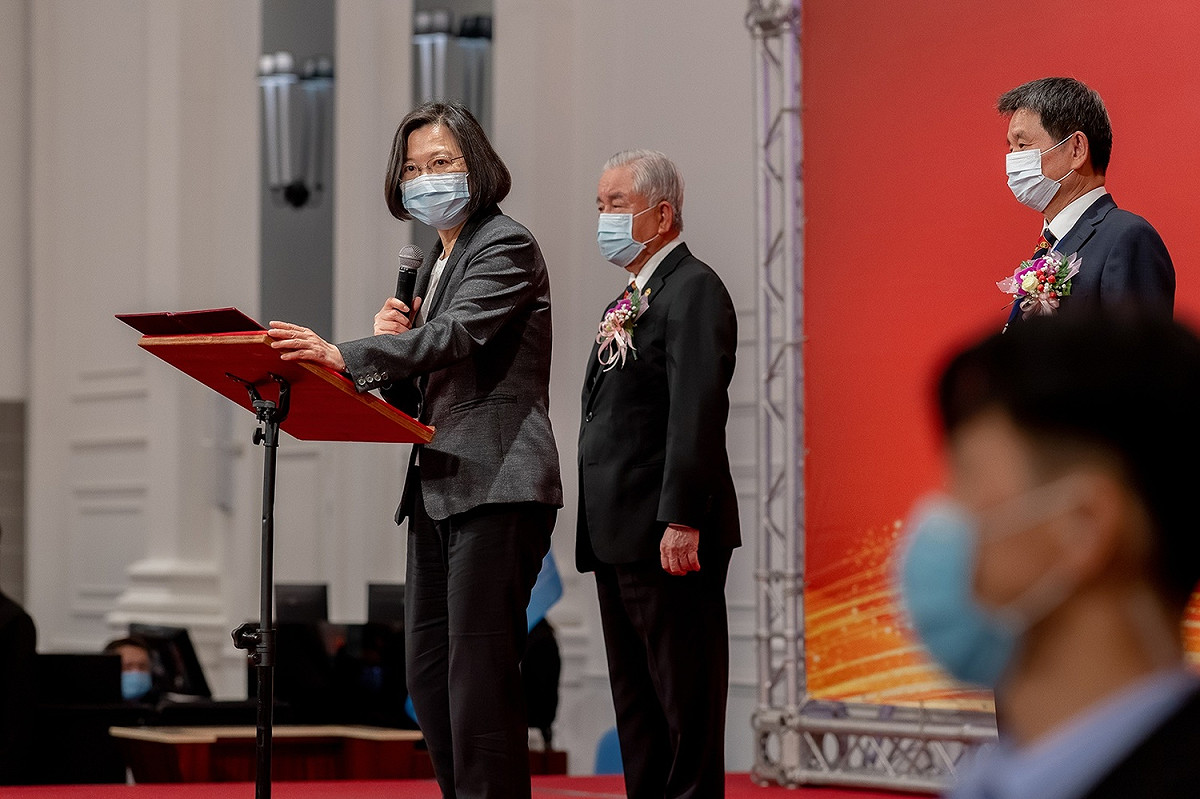 總統蔡英文今（9）日下午前往台中出席「中華民國工業區廠商聯合總會理事長暨理監事交接典禮」 圖：林朝億/攝