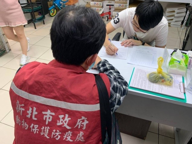新北市動保處至寵物店查核，製作談話記錄。 圖：新北市動保處提供