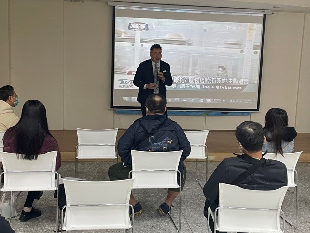 李律師向寵物店家宣導動保法及消保法。 圖：新北市動保處提供