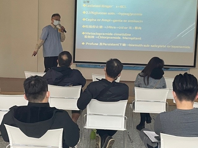 新北市獸醫師公會副理事長簡子宏宣導消毒的重要性。 圖：新北市動保處提供