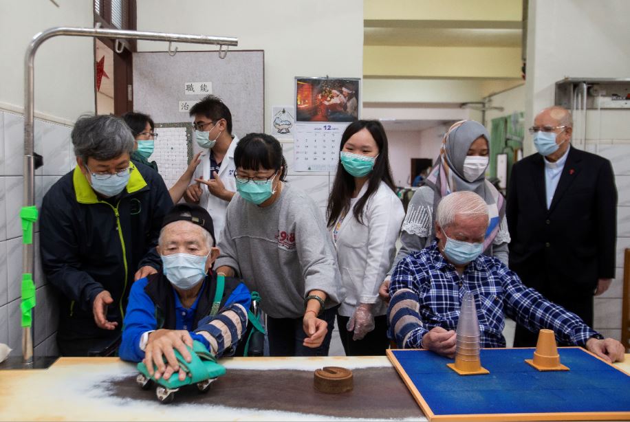 澎湖縣醫療資源不豐，重大傷病多數後送或到台灣就診。疫情期間航班銳減、航空公司要求持有特殊規格診斷書，讓跨海就醫之路更艱難。（圖為澎湖就醫示意圖） 圖：惠民醫院提供（資料照片）