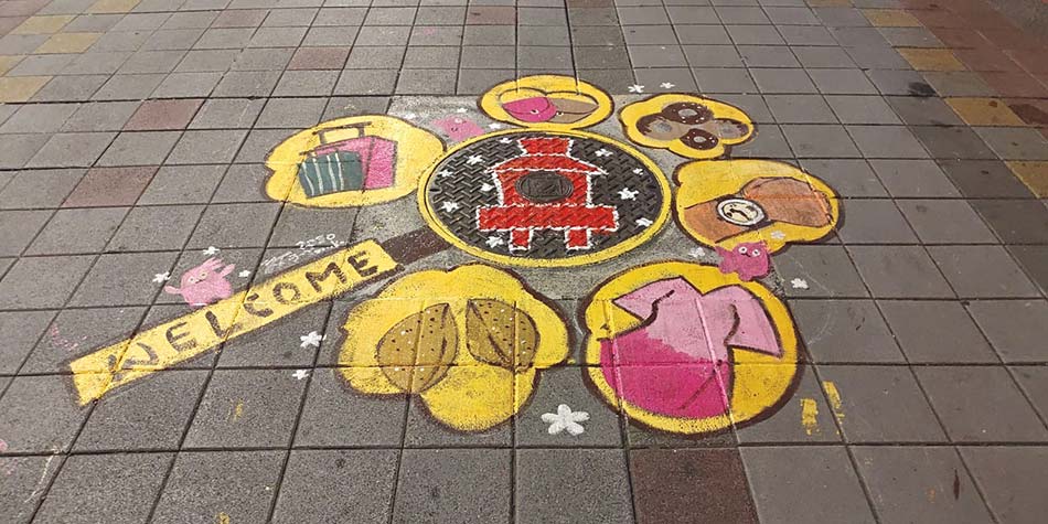 台北華陰街總共有10個原創人孔蓋彩繪。 圖：台北市華陰街徒步區發展協會／提供