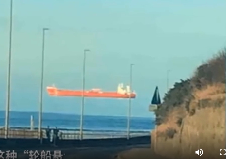 歐洲的社群軟體最近瘋傳輪船飄浮在空中的影片與照片。 圖 : 翻攝自推特