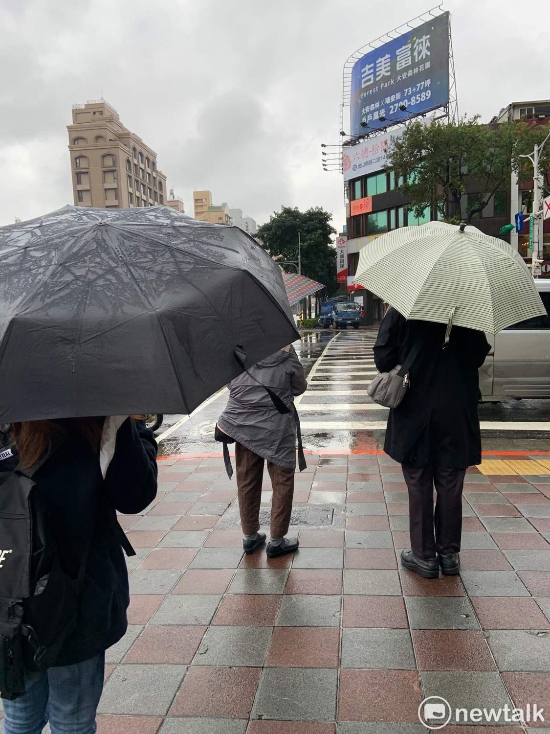 今天北東雨中南山區午後雨勢大。 圖：張家寧／攝