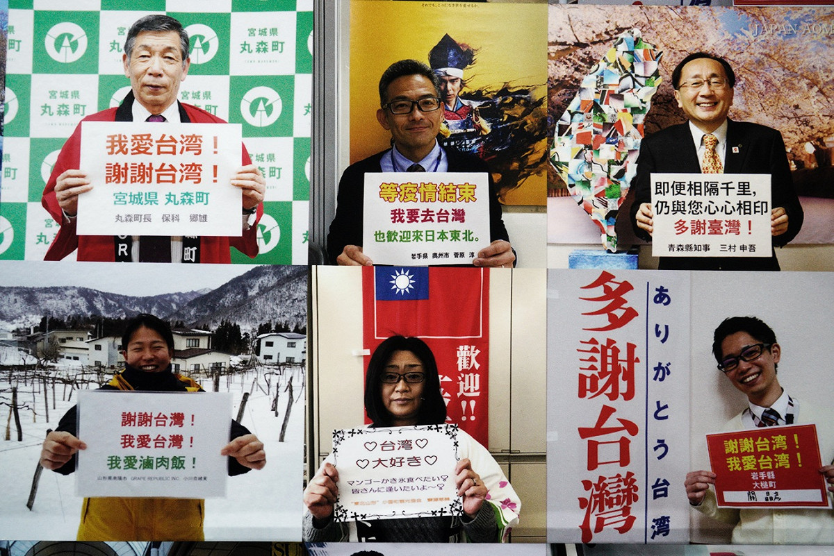日本東北民眾手舉感謝台灣的留言合影，有人說：『我愛台灣！謝謝台灣！』，有人說：『等疫情結束要去台灣』，也有人說：『即便相隔千里 仍要與心心相印』也有人把要吃台灣滷肉飯的心情表現出來！ 圖：張良一/攝