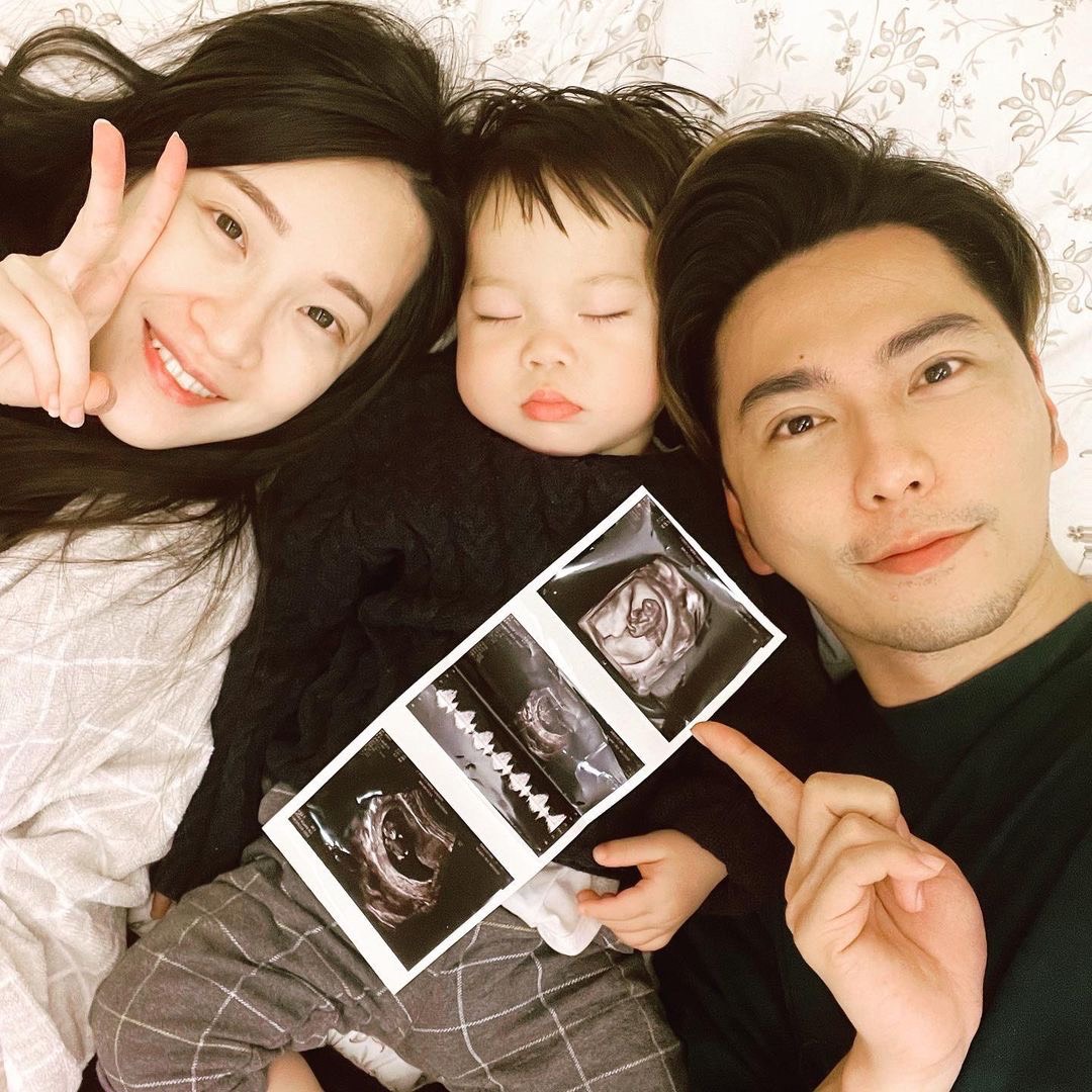 YouTuber「這群人」石頭開心曬出一家人和超音波照的合照。 圖：翻攝自IG