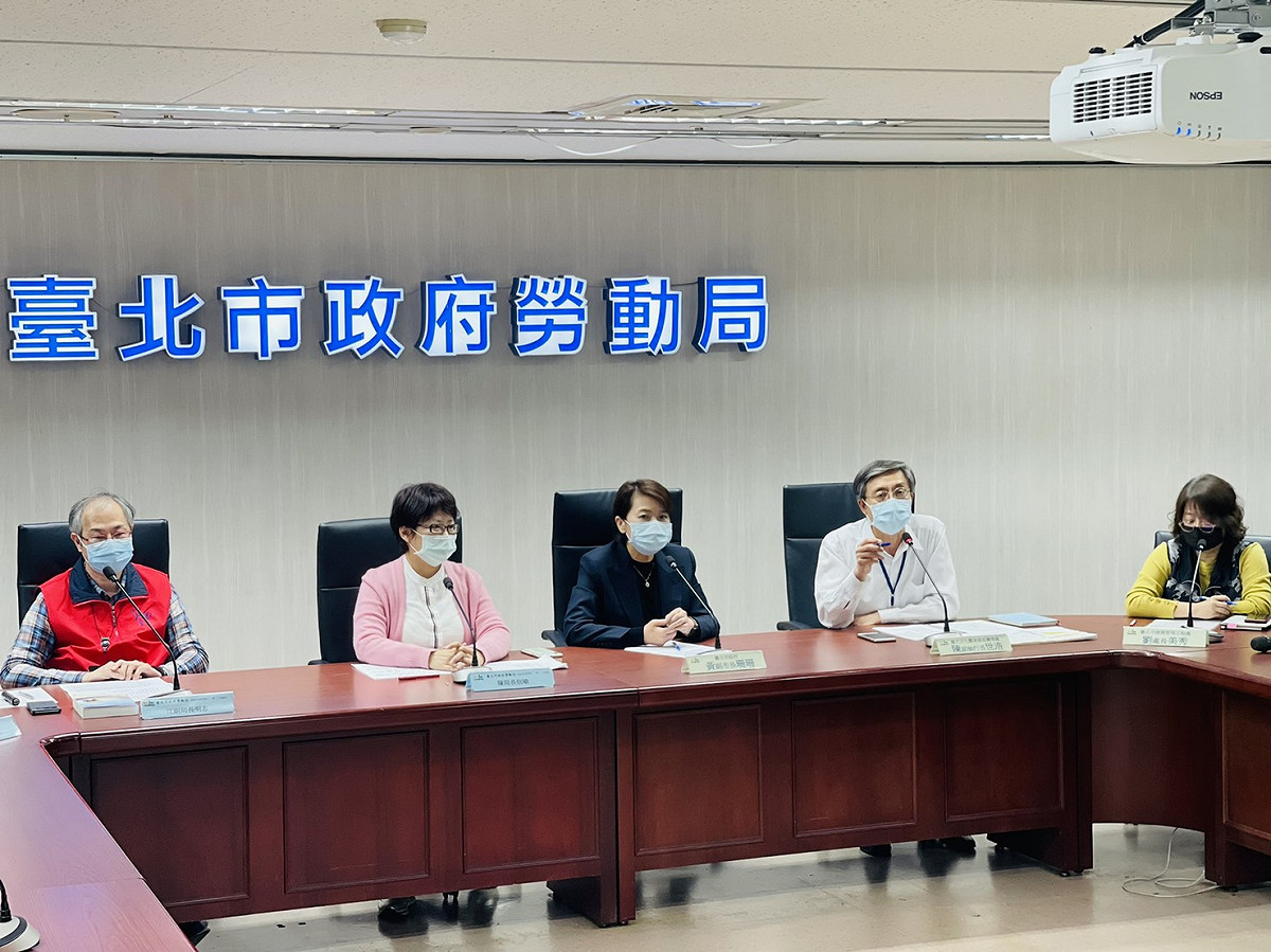 北市副市長黃珊珊（中）、北市勞動局長陳信瑜（左二）、台北文化體育園區籌備處副執行長陳世浩（右二）、建管處長劉美秀（右一）、勞動局副局長江明志（左一）。 圖：北市勞動局 / 提供