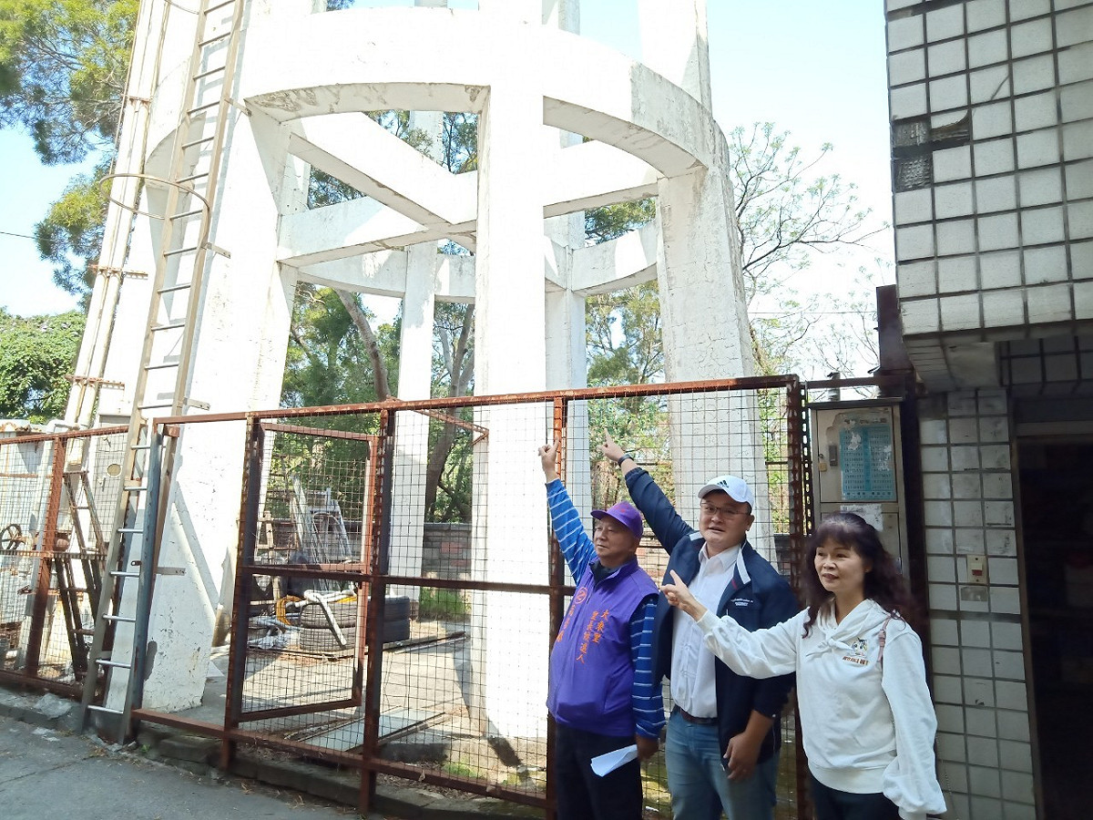 台中市議員施志昌邀相關單位會勘廢棄水塔。 圖：施志昌提供