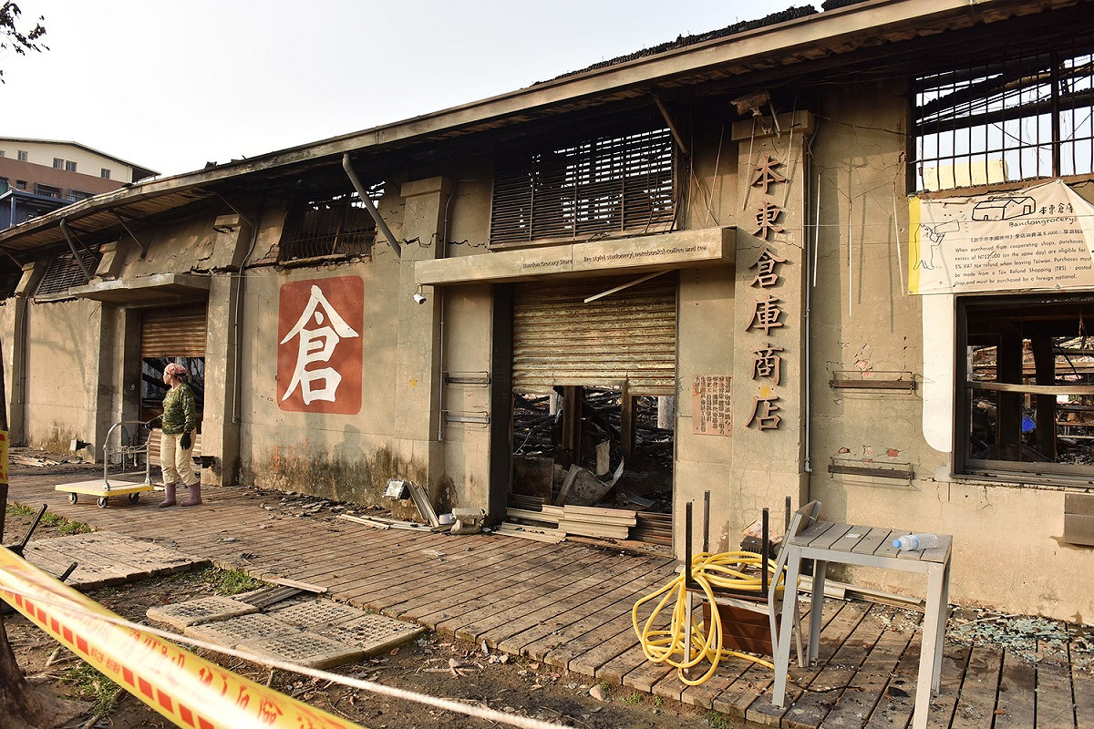 遭火吻頹圮的本東倉庫 圖:擷取自臉書