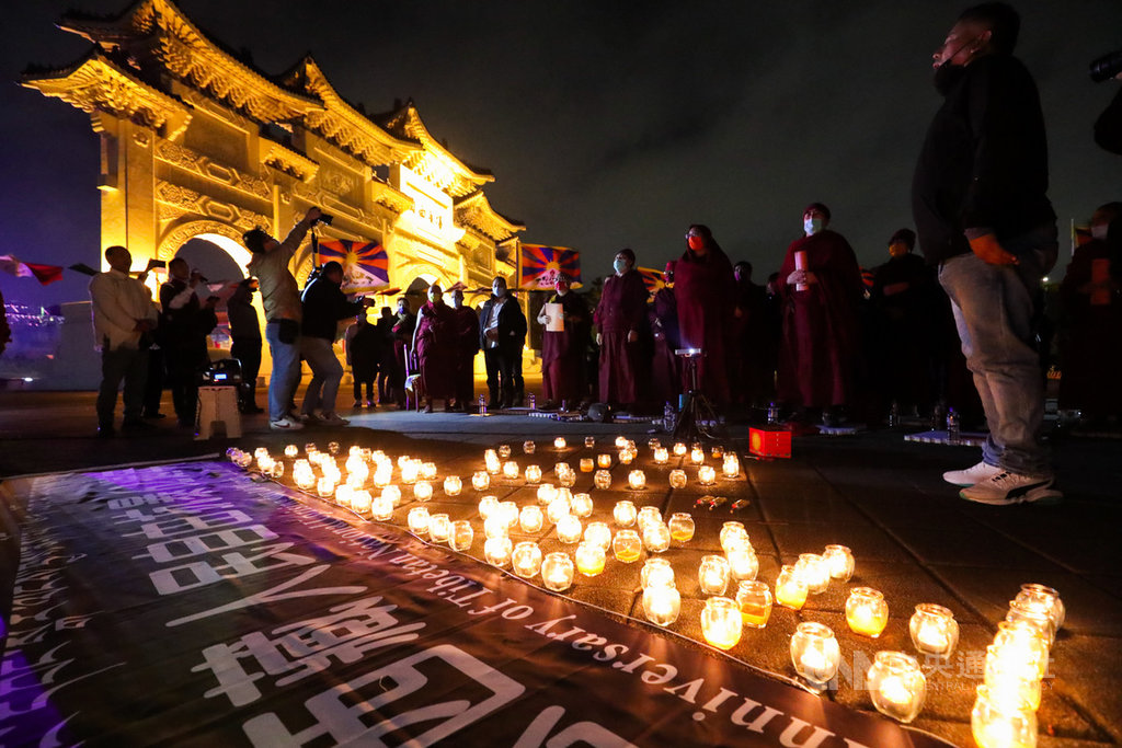 在台藏人福利協會10日晚間在自由廣場舉辦「世界和平祈福點燈法會：310西藏抗暴日62週年晚會」，活動一開始時藏民唱誦經文。 圖：中央社