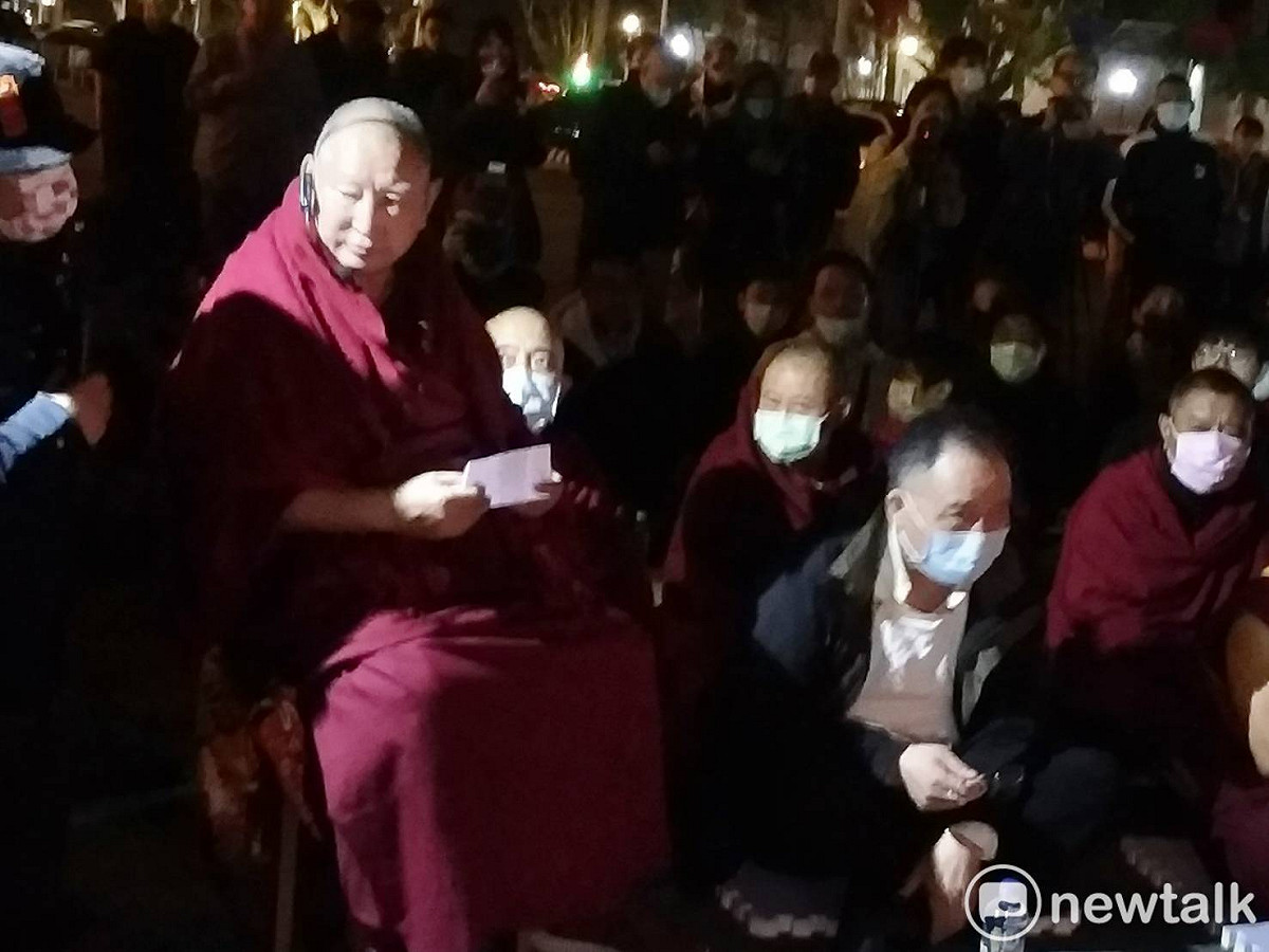 西藏和印度的格爾登寺住持11世格爾登仁波切（Kirti Rinpoche）(左)講述當年300多枚砲彈如雨下的親身經歷。 圖：林冠妙