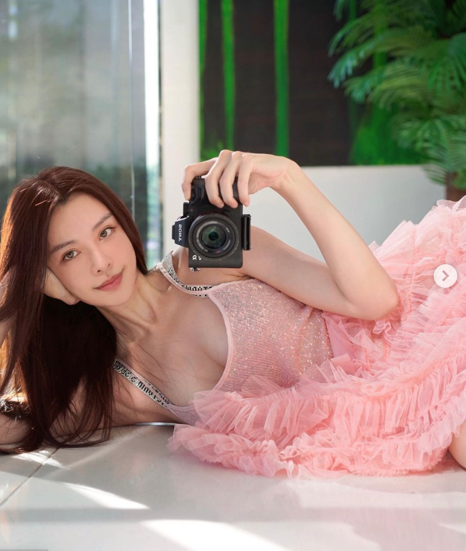 馬來西亞鋼琴家李元玲不只琴藝精湛，還擁有美麗臉蛋和姣好身材，被封為「鋼琴女神」。 圖：翻攝自李元玲IG
