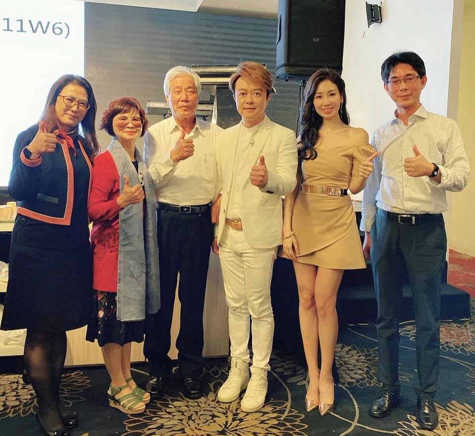 翁立友（中）消失一個月再現身，身形明顯消瘦許多。 圖：翻攝自向蕙玲臉書