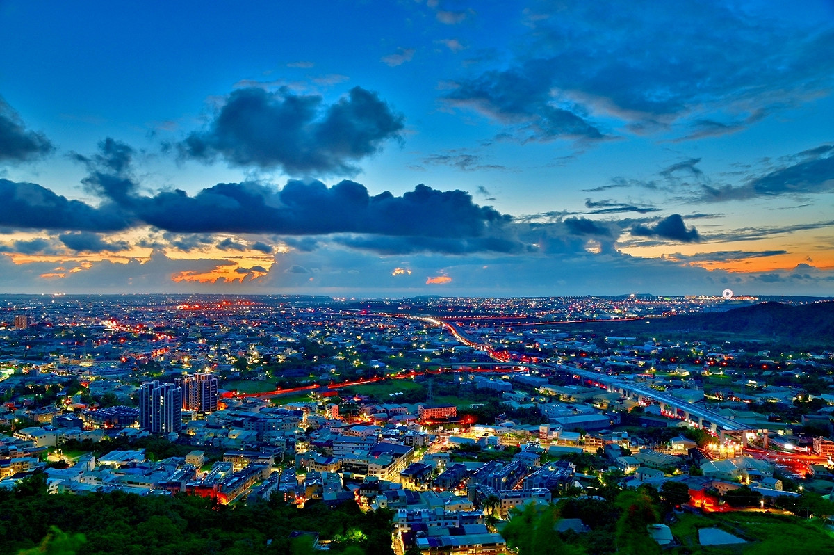 和另一半俯瞰豐原及后里台地，在浪漫的夜景步道留下美好的回憶。 圖：台中市觀旅局／提供