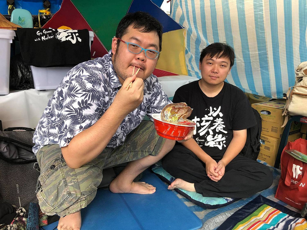 素有數位貂蟬之稱的四叉貓，曾在三年前攜泡麵關心絕食的黃士修。 圖:擷取自四叉貓臉書