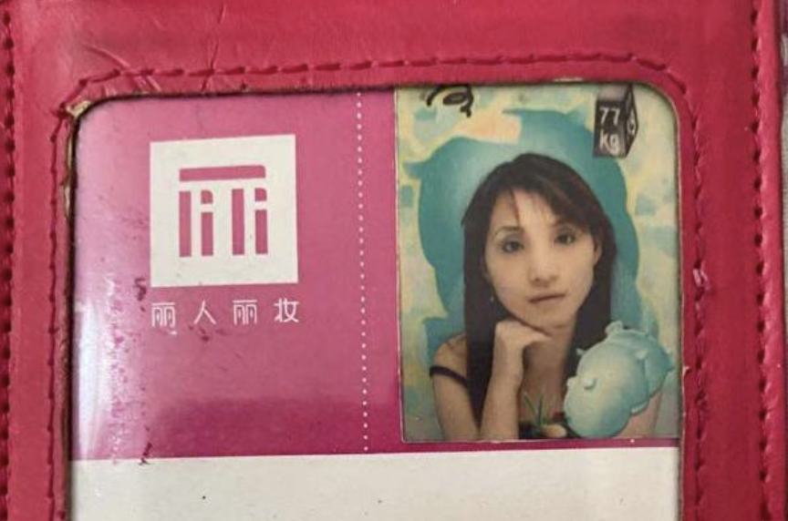 日前中國微博一位帳號名為「麗人麗妝翁淑華」帳號聲稱，自己為麗人麗妝創辦人黃韜的妻子，在微博「隔空尋夫」的同時，控訴黃韜好幾年不回家以及棄子不顧等行為。 圖：翻攝自麗人麗妝翁淑華微博