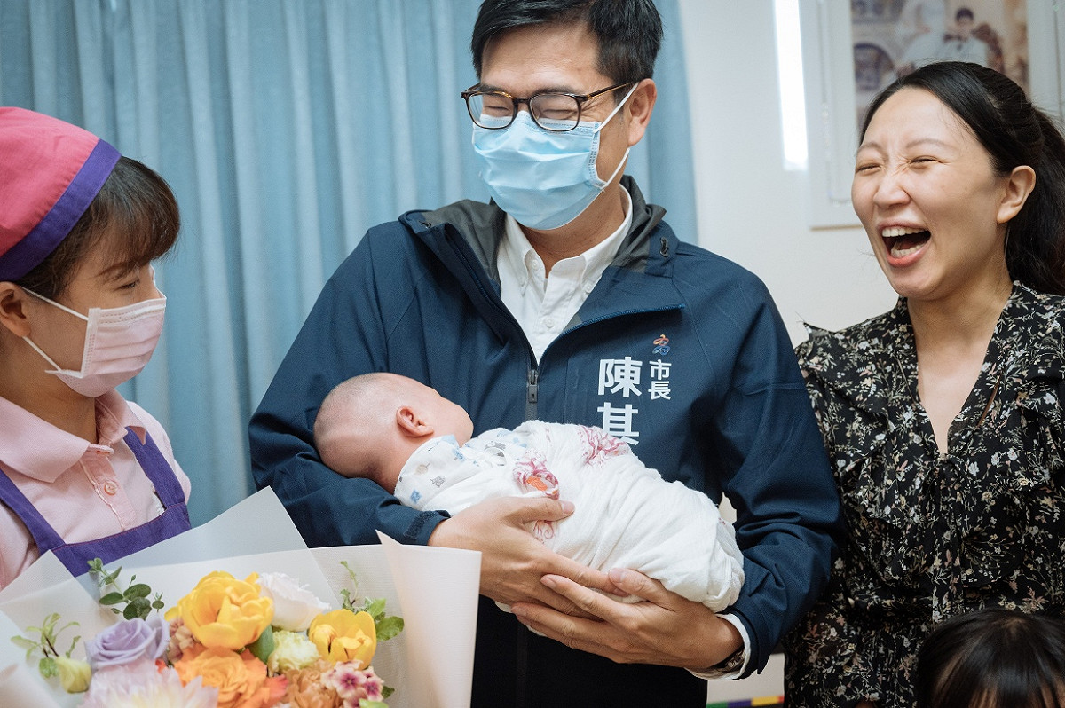 陳其邁 (中) 澄清日媒報導稱高雄是福原愛婚變原因之一。 圖:高雄市政府/提供