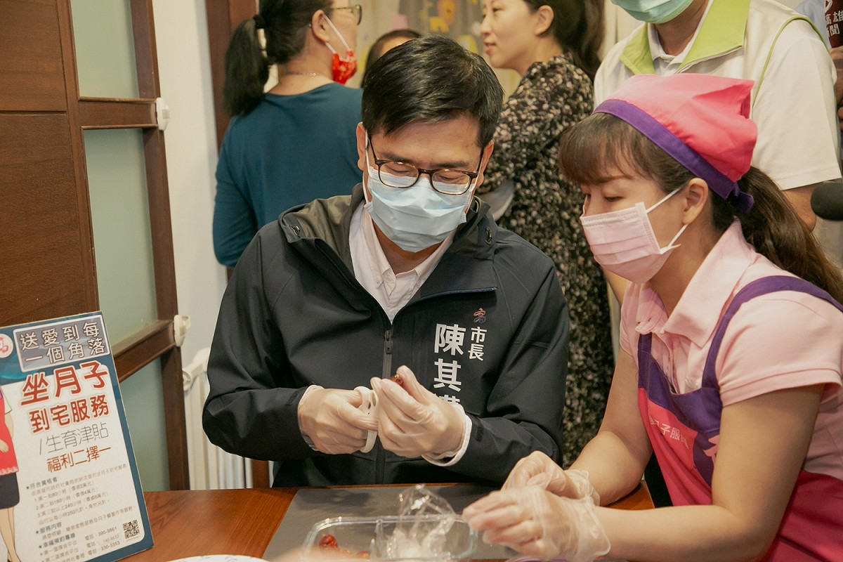 陳其邁(左)認為政府提供對農民實質最大的幫助。 圖：高雄市政府/提供