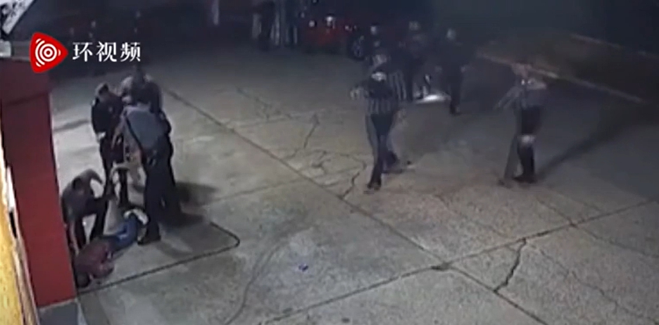 羅德奎茲在棄槍後，被警方狂轟13槍倒下。 圖：翻攝自環視頻影片截圖。