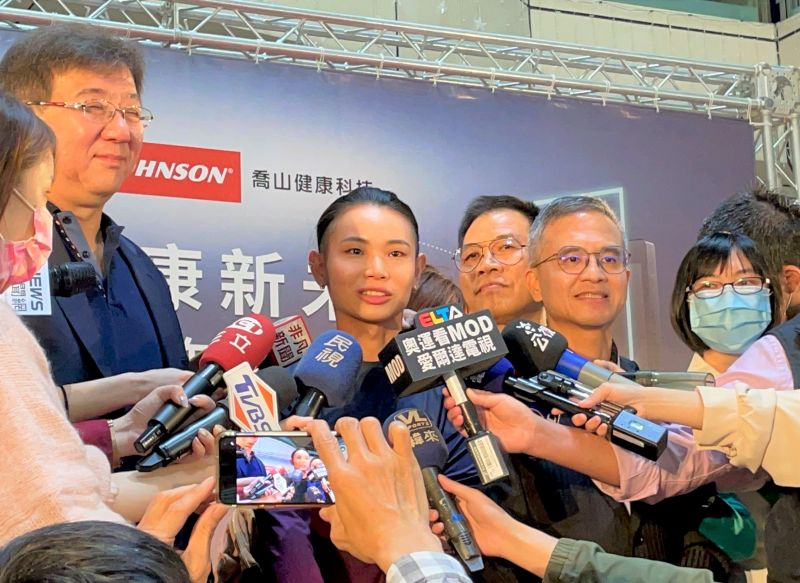 我國世界球后戴資穎在泰國年終賽奪冠後返台，歷經21天隔離期，今(11)日出席代言活動首度公開現身，吸引大批媒體。 圖：鍾東穎／攝