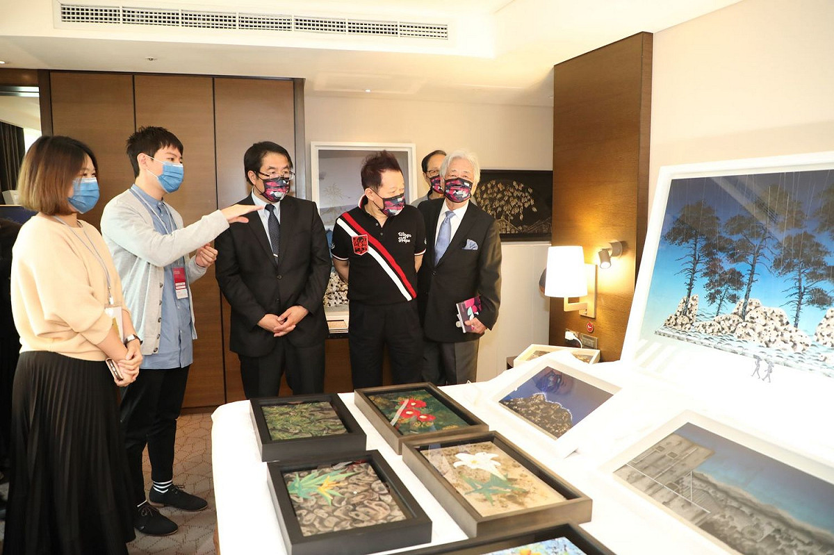 黃偉哲參觀台南藝術博覽會展出作品，由藝術家葉仁焜導覽解說。 圖：黃博郎／攝
