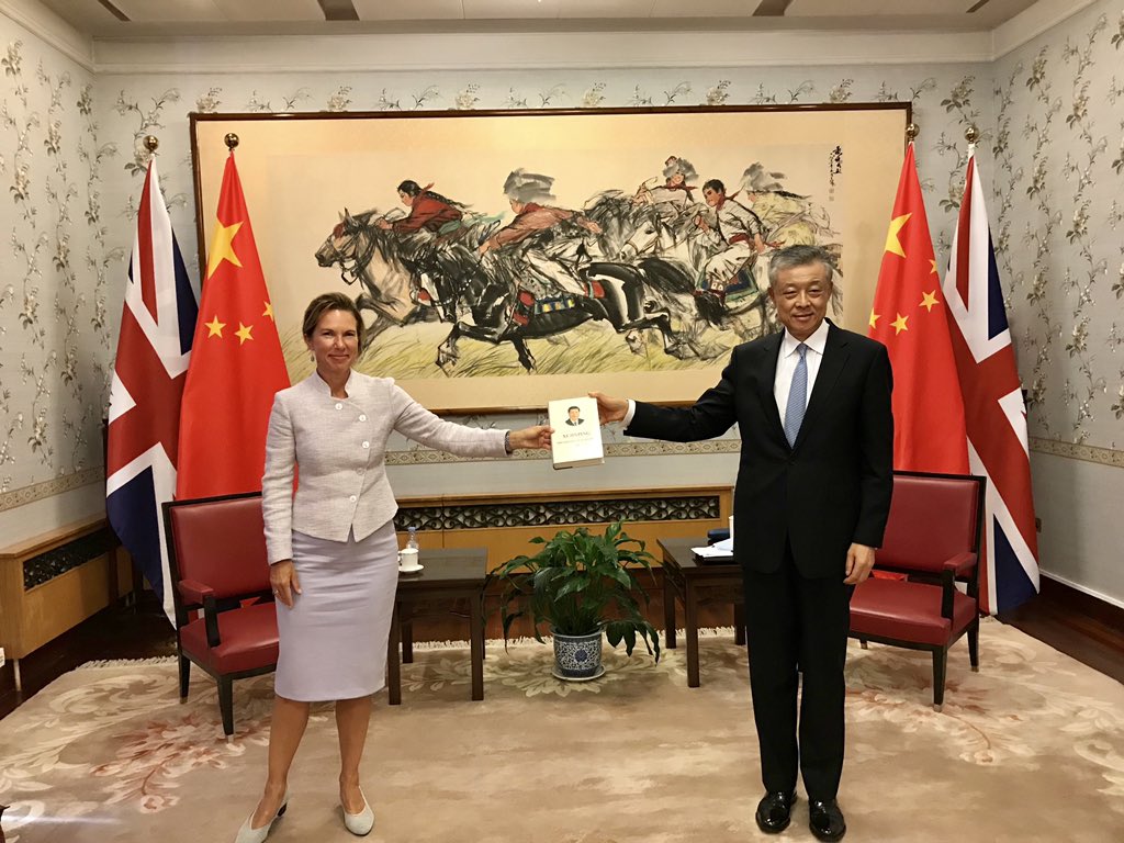 英國駐北京大使吳若蘭（Caroline Wilson）去年9月在中共已經對香港發佈《國安法》殘酷迫害時，推特上貼出與中國駐英大使劉曉明合舉《習近平談治國理政》英文版的照片，引起網友譁然。 圖：翻攝Caroline Wilson推特