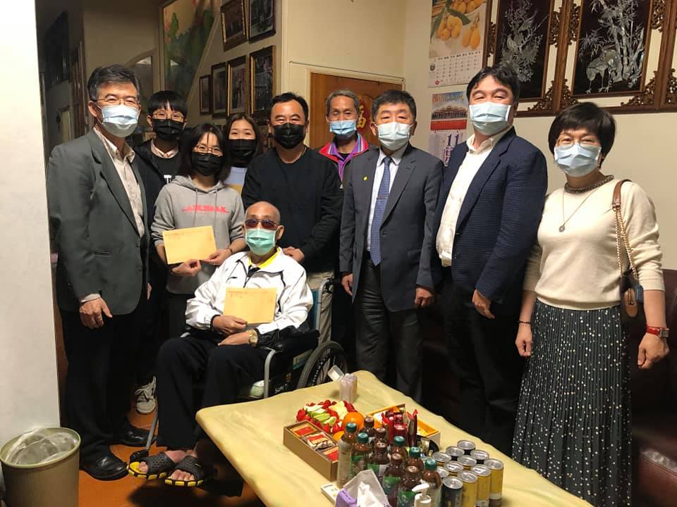 疫情指揮中心指揮官陳時中前往部桃染疫的護理師家中拜訪慰勉 圖：王必勝臉書