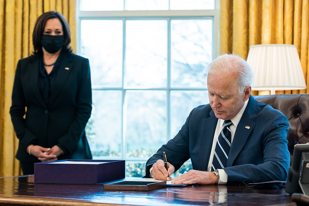 美國總統拜登（右）11日正式簽署剛在眾議院獲得通過的1.9兆美元的2021年《美國營救計劃法》，左為副總統賀錦麗。 圖：翻攝自拜登臉書（資料照）