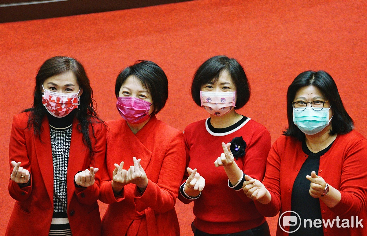 四位民進黨立委林宜瑾（左起）、范雲、何欣純和王美惠日前穿著大紅外套在立院議場內拍照。因3月第二個週五是「為女著紅日」，林宜瑾等立委特地穿上紅外套，呼籲守護女性的健康。 圖：張良一/攝