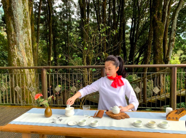 各社區茶旅達人營造在大自然氛圍品茗的情境。 圖：阿里山國家風景管理處／提供