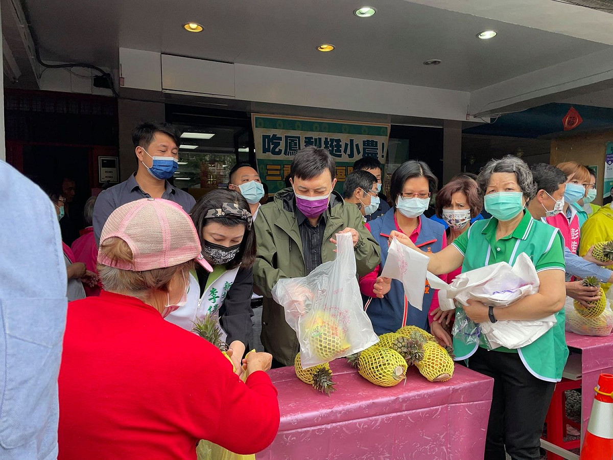 民眾爭睹人氣王余天發鳳梨 圖:擷取自臉書