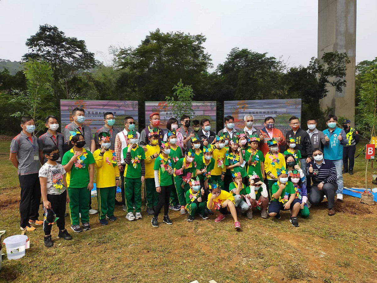 台積電攜手桃園、新竹、台中、台南4市政府同步連線植樹，桃園場在平鎮運動公園種植60棵樹苗。 圖：林昀真/攝