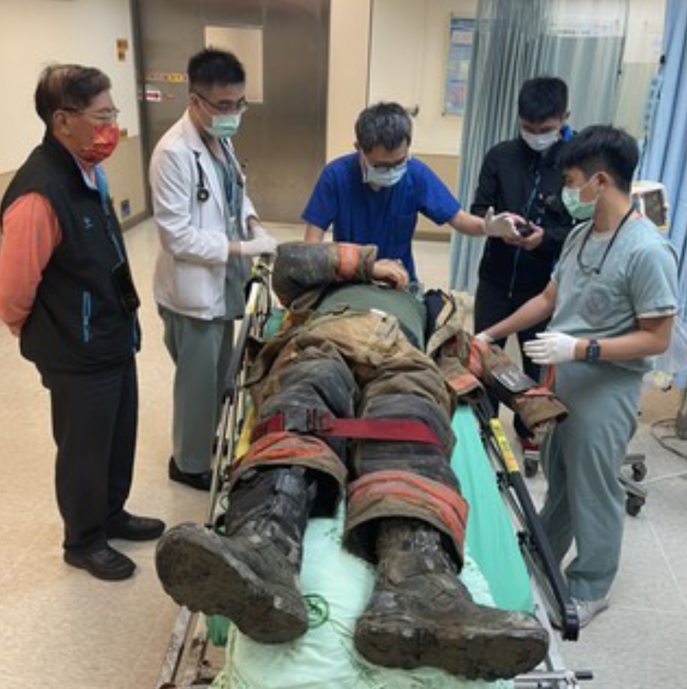 台南市消防局長李明峯在第一時間趕到成大醫院探視受傷同仁。 圖：台南市消防局提供