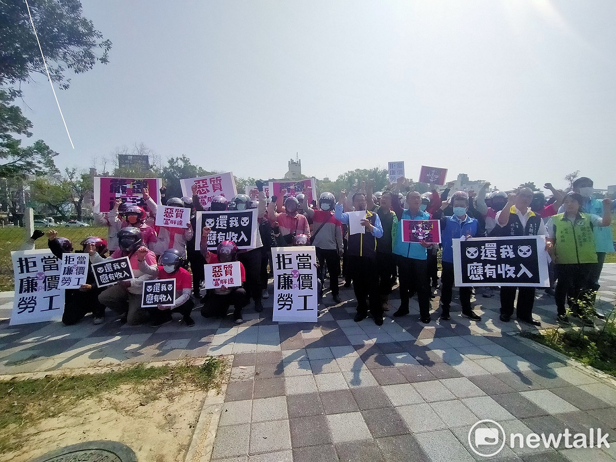 百餘名富胖達外送員聚集控拆公司惡意變相減薪。  圖 : 唐復年/攝