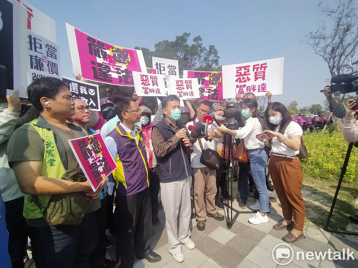 中市府勞工局科長說明市府態度。 圖 : 唐復年/攝