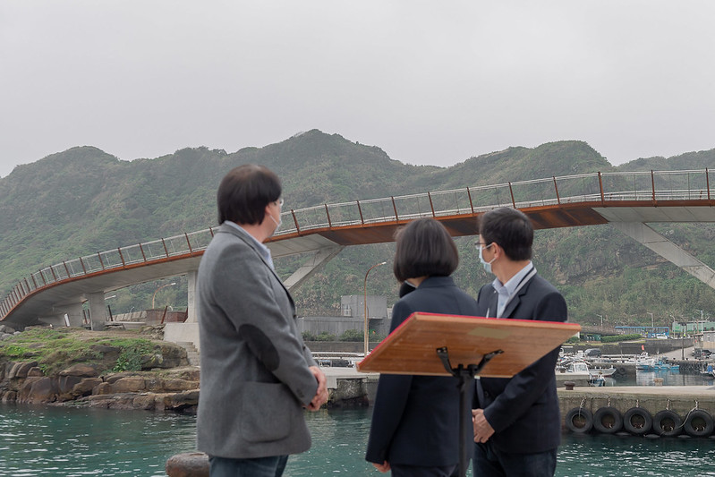 蔡英文總統今（12）日在基隆市長林右昌和立委蔡適應的陪同下視察「望海巷鐵馬道」。 圖：總統府提供