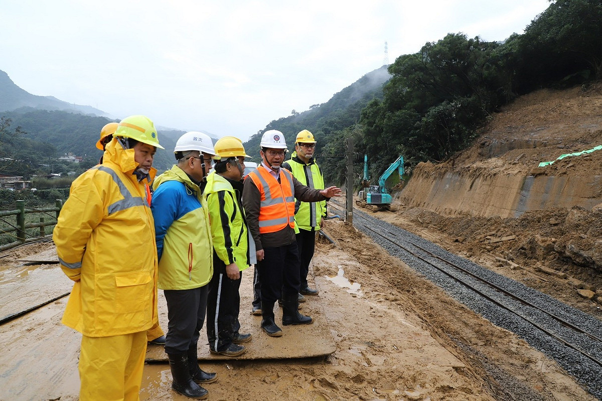 瑞芳猴硐路段去年底發生坍方事件，交通部長林佳龍指示台鐵針對邊坡不穩定路段加強列管。 圖：交通部／提供