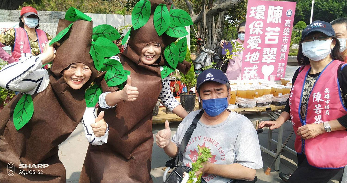 捐發票贈樹苗活動大受民眾歡迎。 圖：孫家銘/攝