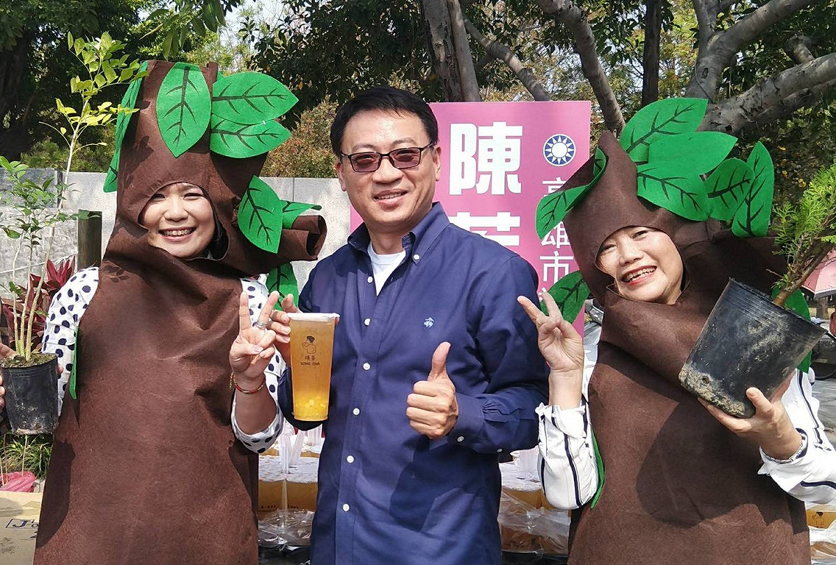 連鎖茶飲業者(中)捐百杯鳳梨水果茶挺農民。 圖：孫家銘/攝