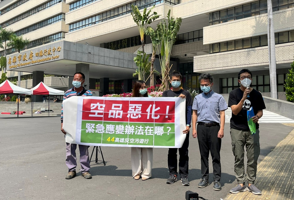 蘇偉碩(右二)與南部反空汙聯盟控市府空品應變辦法不足。 圖：南部反空汙聯盟/提供
