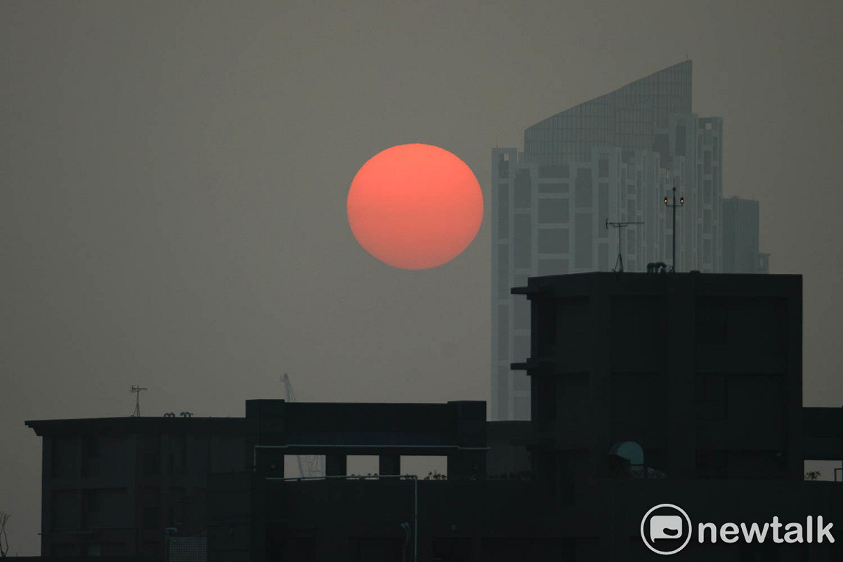 環保署表示，因為近期空擴散條件不佳、本土汙染物累積，西半部地區大多空氣品質不佳。 圖：張良一/攝