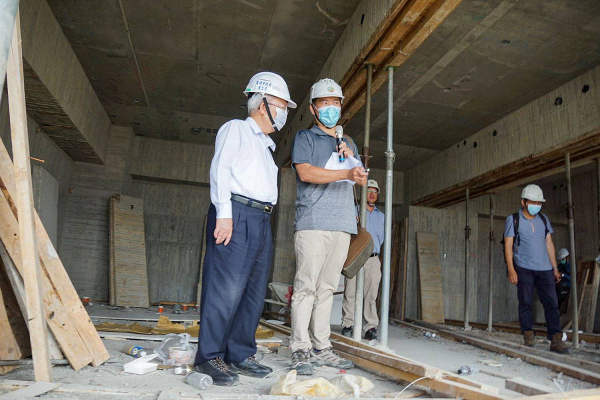 高雄市勞工局長李煥熏(左)突擊檢查建案工地安全。 圖：高雄市勞工局/提供