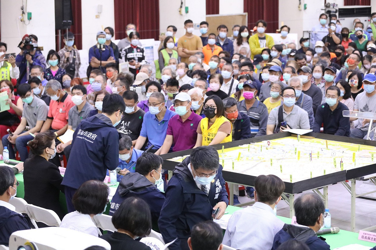 大林蒲居民到場關心自己的權益。 圖：高雄市政府/提供