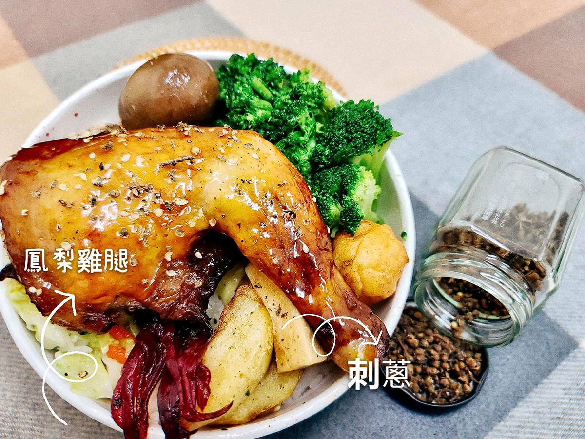 交通部長林佳龍表示，台鐵為支持台灣果農，推出新款鳳梨雞腿便當，目前僅在花蓮、台東車站販售。 圖：擷自林佳龍臉書