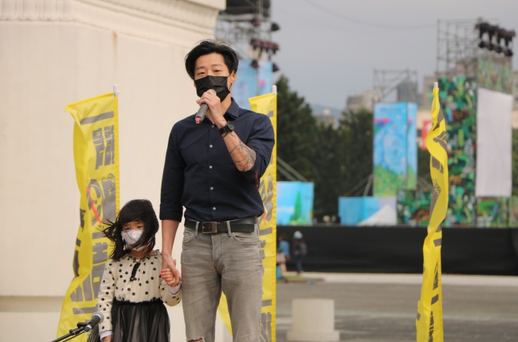 立委林昶佐表示，核能不只是政治，更是永續安全問題。今天帶女兒來，是想表示作為一個父親，我們不能不負責任把核廢丟給下一代。 圖：全國廢核行動平台北部／提供