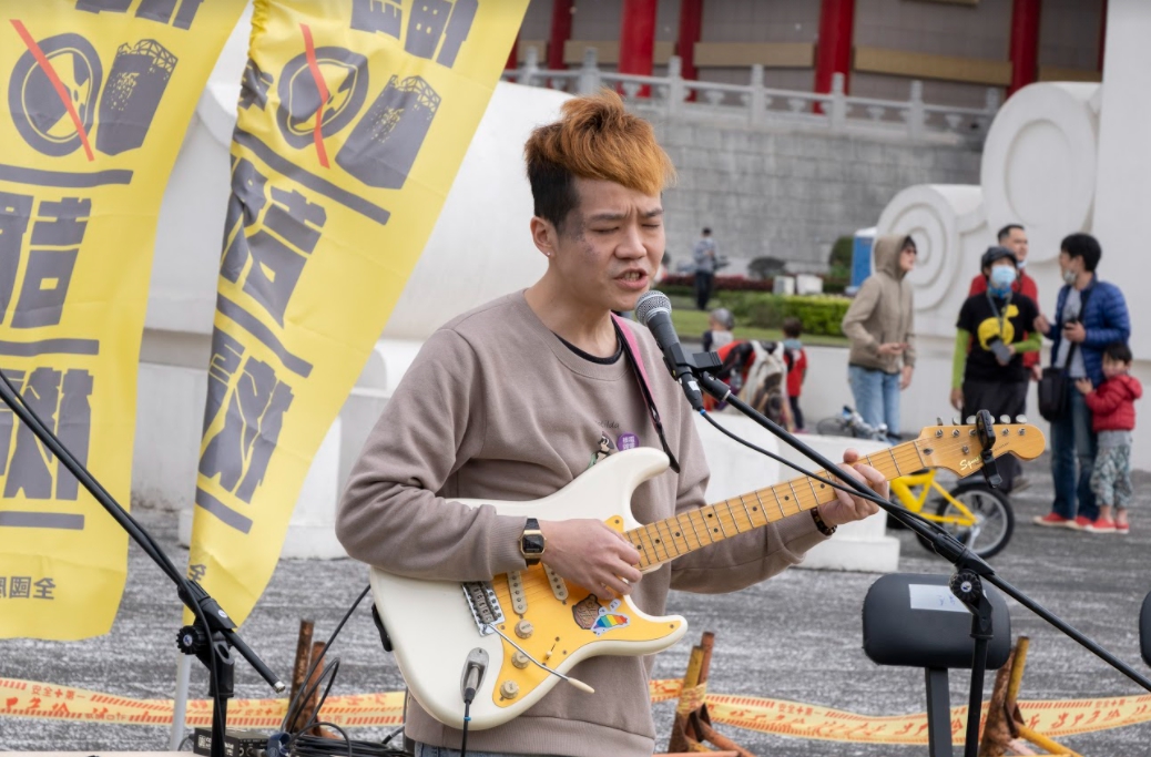 第八屆金音創作獎最佳創作歌手Easy Shen表示，大部分人聽到反核、轉型正義會很激動甚至罵人，一個社會的問題，不能歸咎單一人的行為，需要每一個人的共同面對。 圖：全國廢核行動平台北部／提供