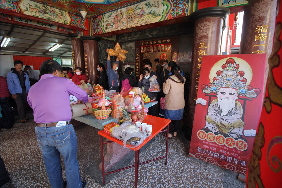 今天是頭牙，梧棲達天宮信徒前來祭拜土地公。 達天宮/提供